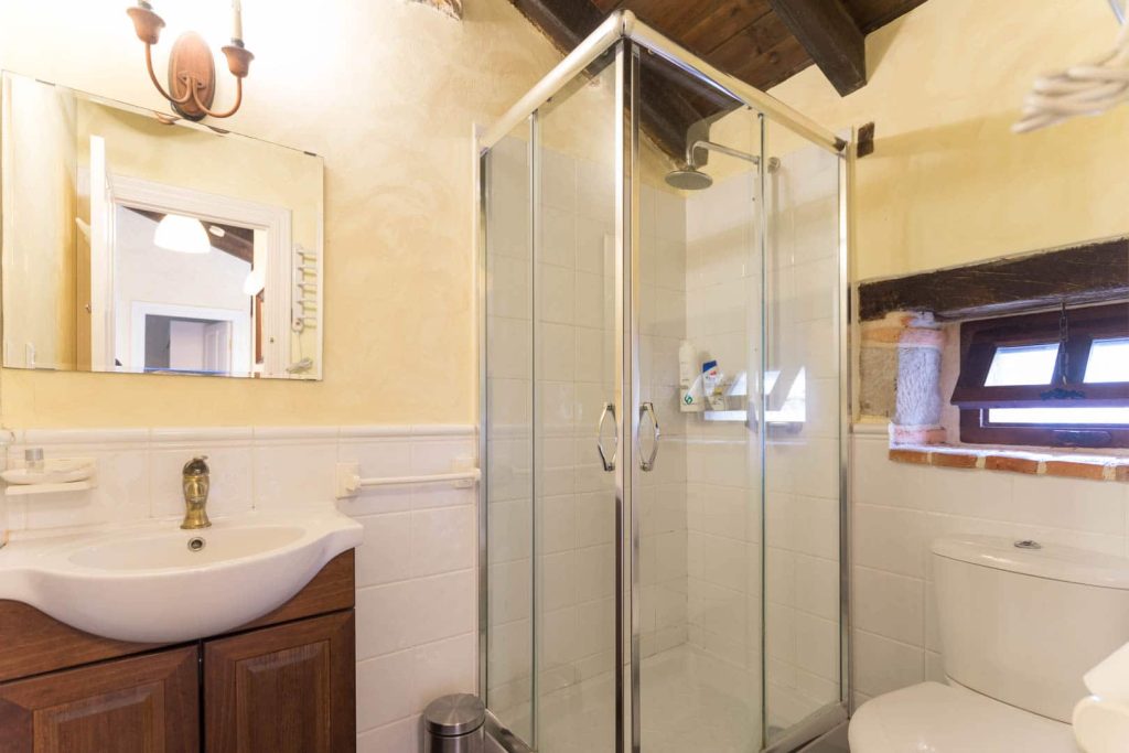 Casa de Al Lado -Baño completo planta superior